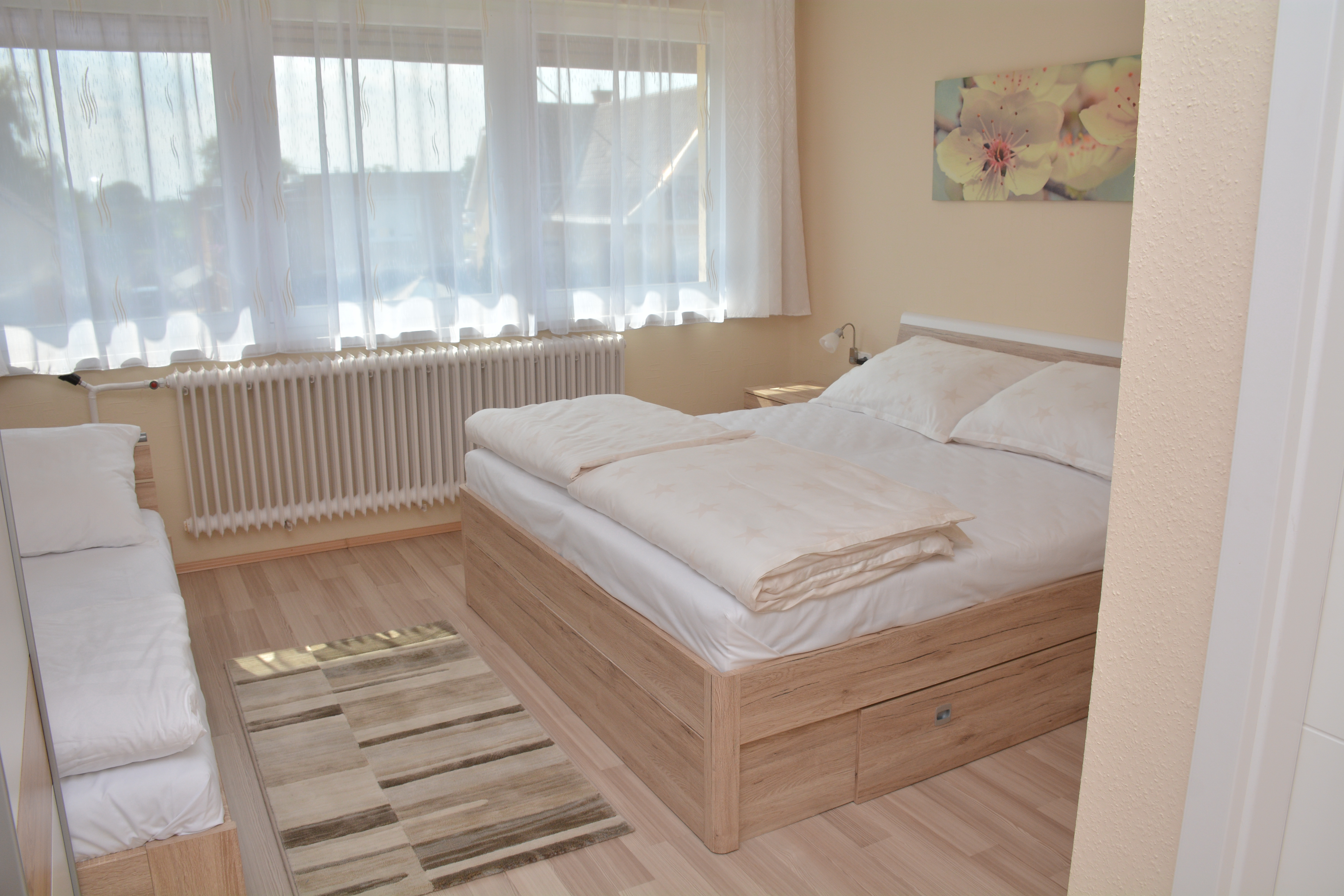 SZOBAFOGLALÁS: +36/30-576-1098